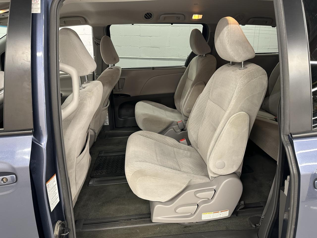 2017 Toyota Sienna 5dr LE 7-Pass AWD Photo41