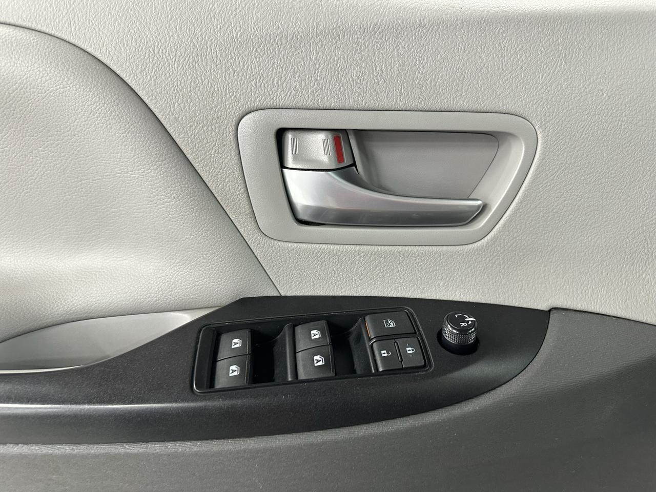2017 Toyota Sienna 5dr LE 7-Pass AWD Photo18