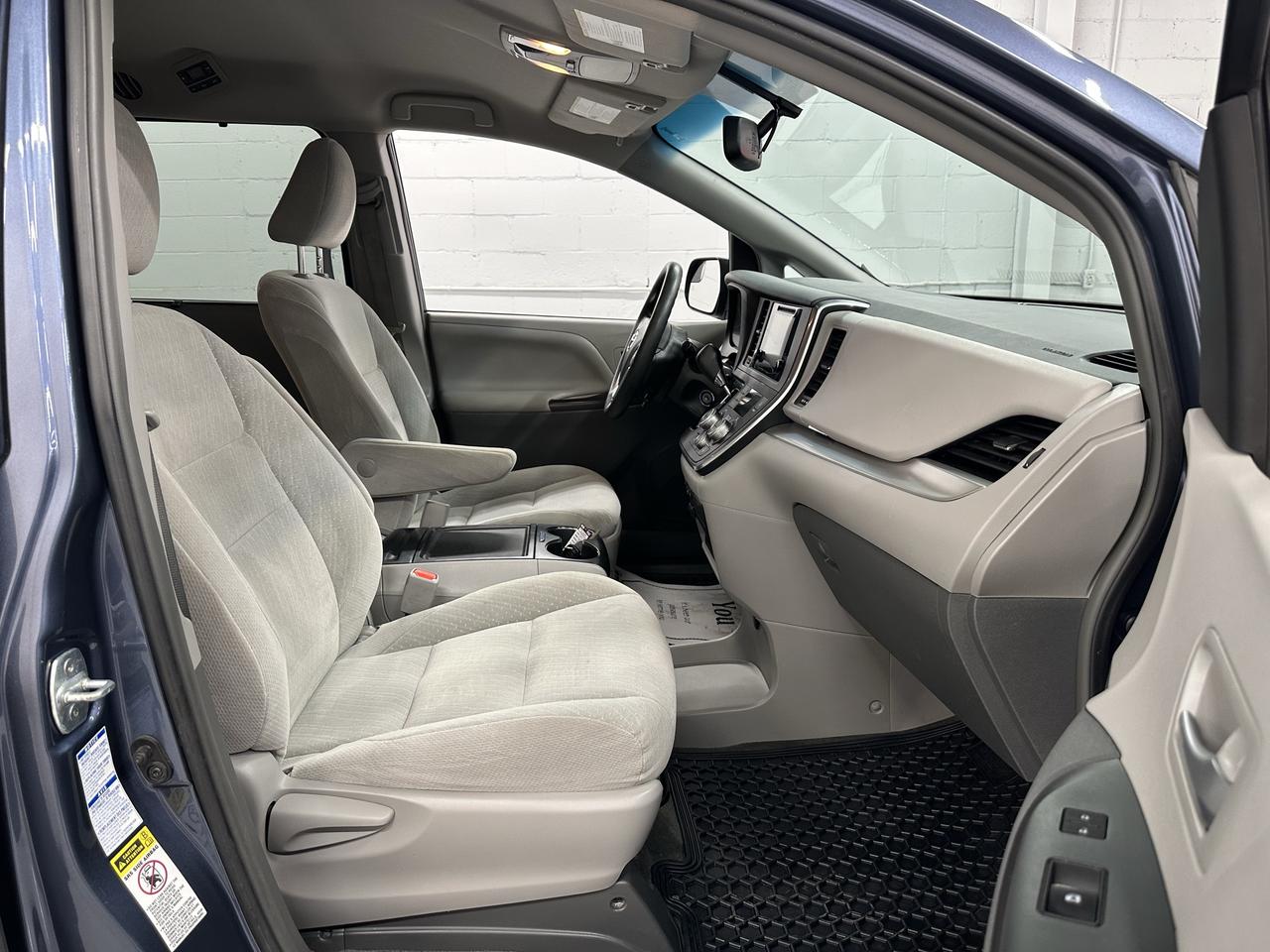 2017 Toyota Sienna 5dr LE 7-Pass AWD Photo8