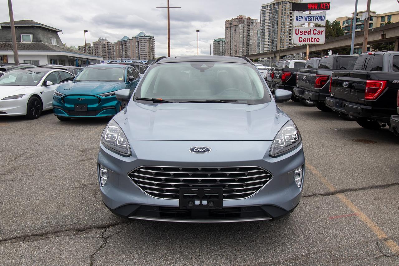 2022 Ford Escape Titanium AWD Photo2