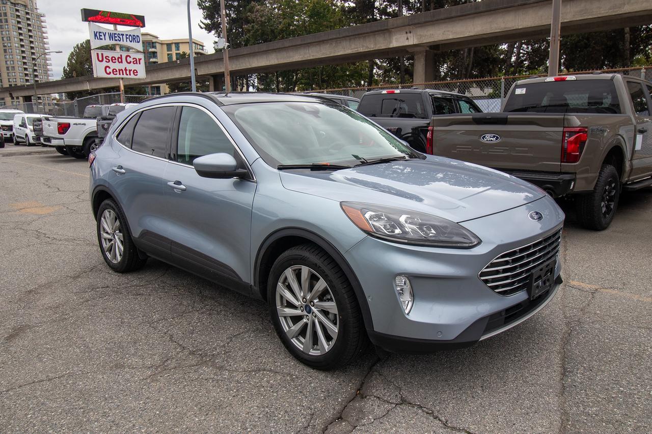 2022 Ford Escape Titanium AWD Photo3