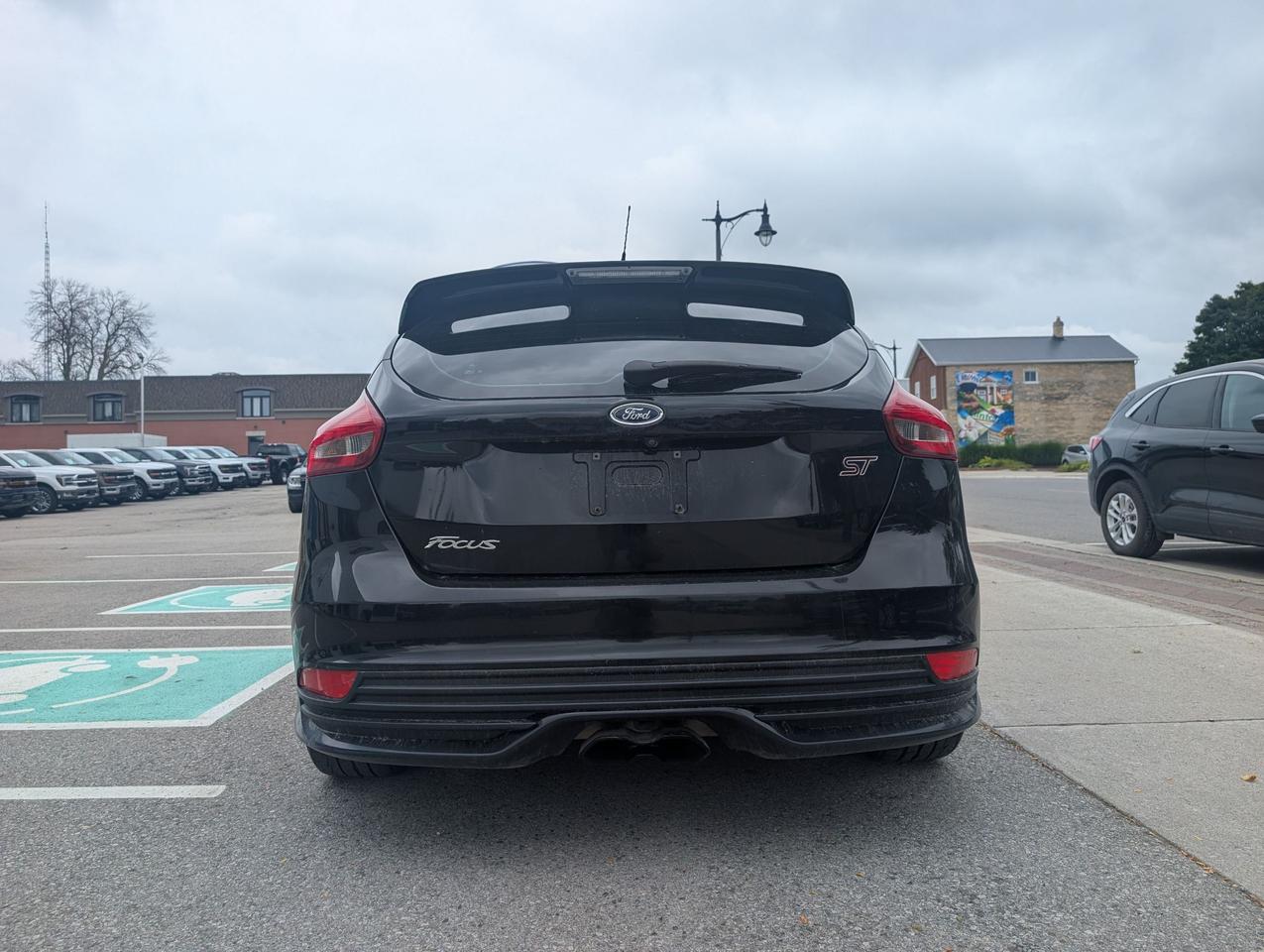 2017 Ford Focus ST Hatchback Photo4