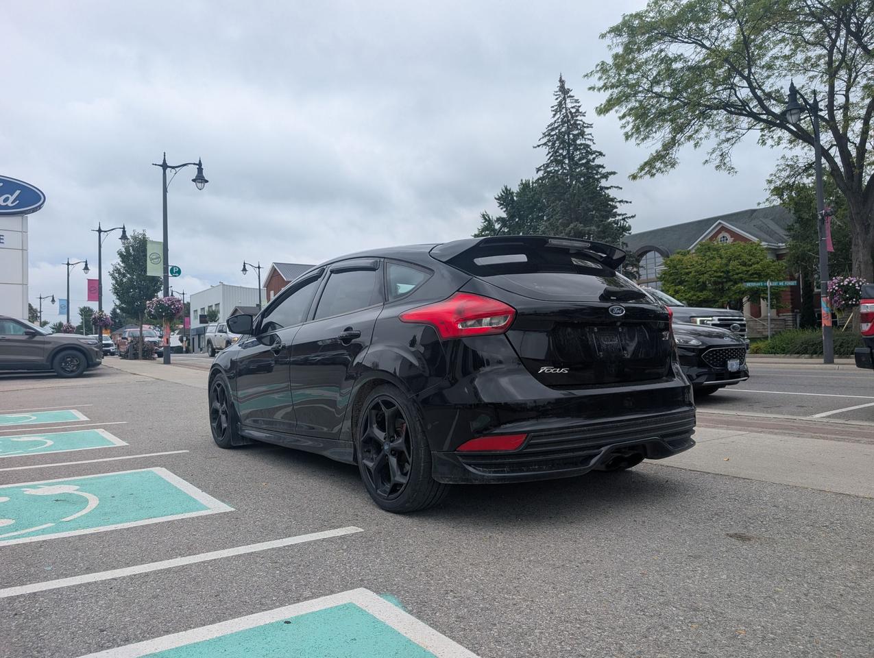 2017 Ford Focus ST Hatchback Photo3