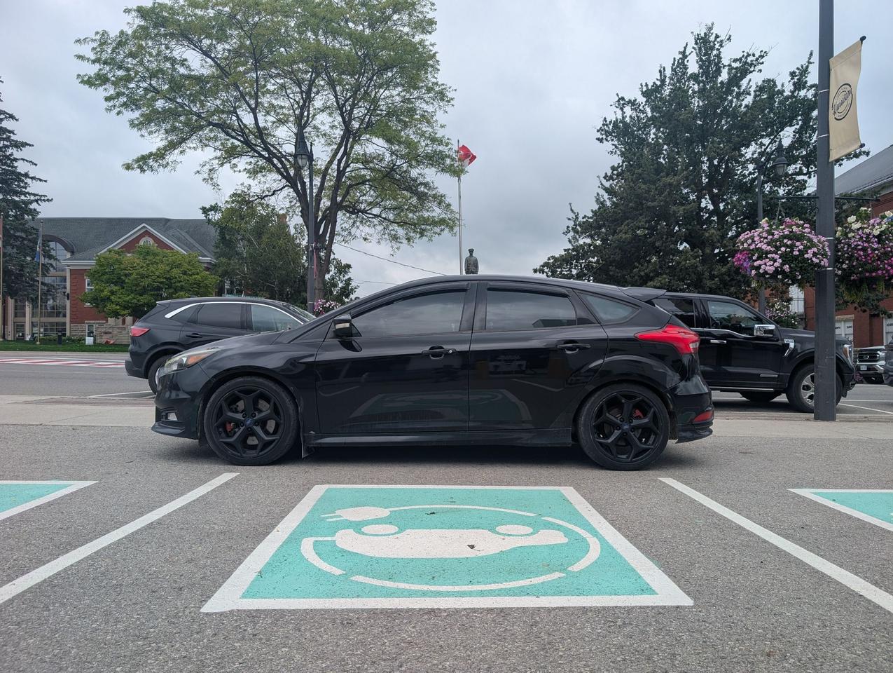 2017 Ford Focus ST Hatchback Photo2