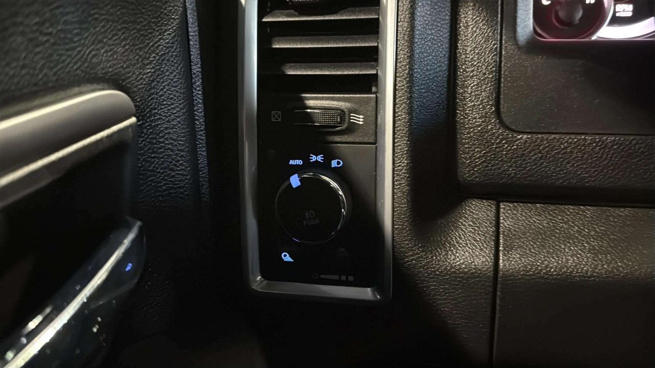 2022 RAM 1500 WARLOCK | CLEAN CARFAX | HEMI | TONNEAU| LOW KMS Photo
