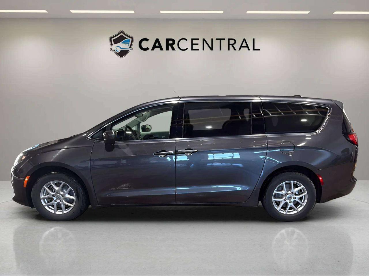 2023 Dodge Grand Caravan SXT | CLEAN CARFAX | STARTER | CARPLAY | Photo5
