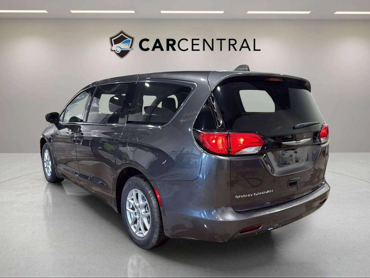 2023 Dodge Grand Caravan SXT | CLEAN CARFAX | STARTER | CARPLAY | Photo2