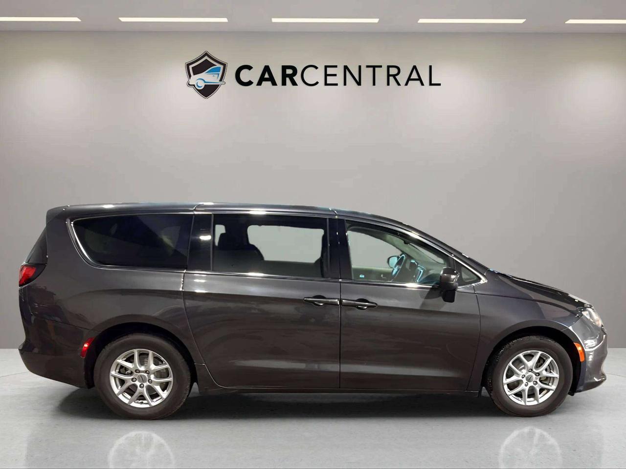 2023 Dodge Grand Caravan SXT | CLEAN CARFAX | STARTER | CARPLAY | Photo