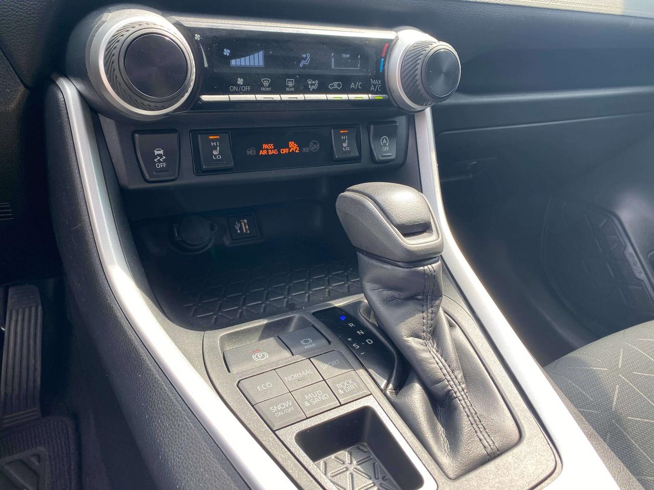 2023 Toyota RAV4 LE, CLEAN CARFAX, BACK UP CAMERA, AWD! Photo