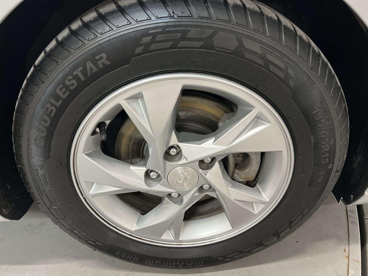 2022 Hyundai Elantra 6-SPEED | HEATED SEATS | CARPLAY | REAR CAM | A/C Photo