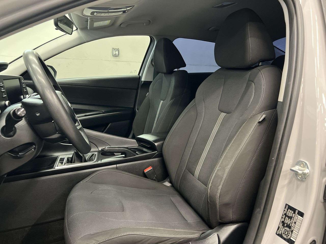 2022 Hyundai Elantra 6-SPEED | HEATED SEATS | CARPLAY | REAR CAM | A/C Photo