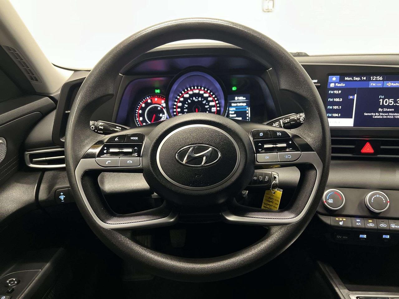 2022 Hyundai Elantra 6-SPEED | HEATED SEATS | CARPLAY | REAR CAM | A/C Photo