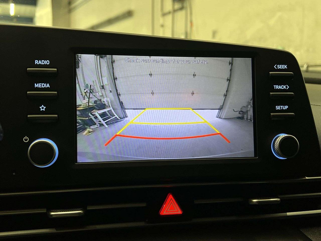 2022 Hyundai Elantra 6-SPEED | HEATED SEATS | CARPLAY | REAR CAM | A/C Photo