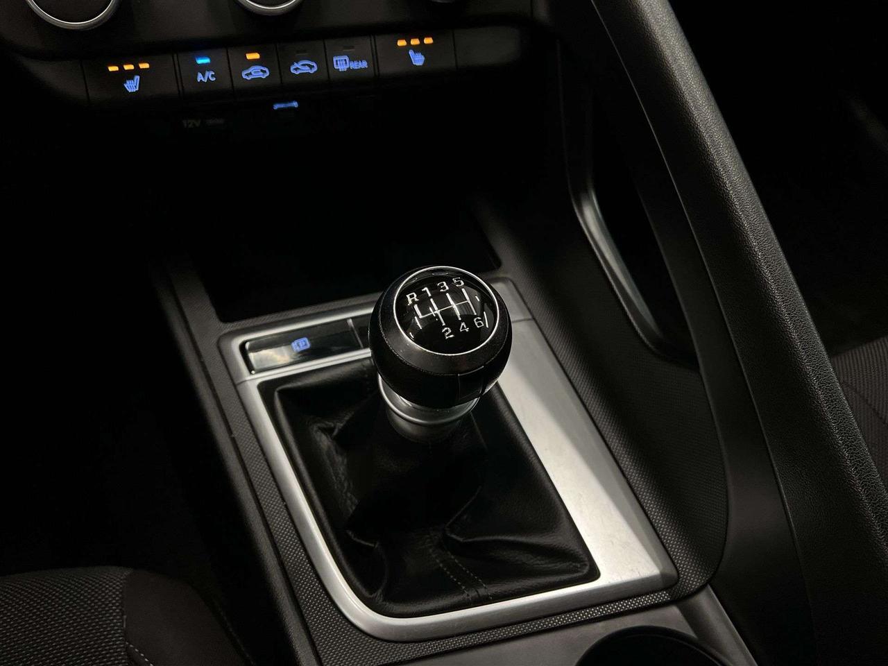 2022 Hyundai Elantra 6-SPEED | HEATED SEATS | CARPLAY | REAR CAM | A/C Photo