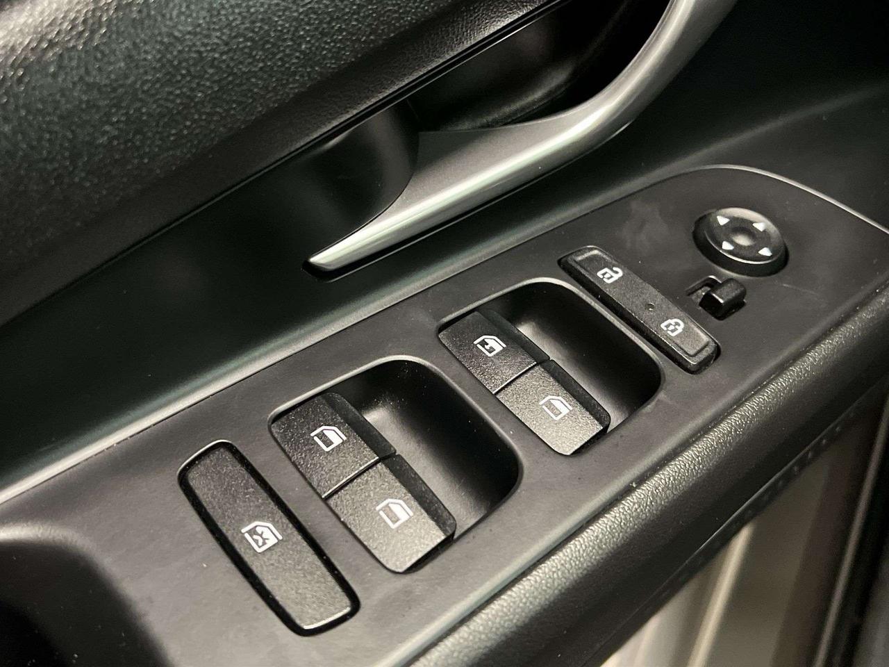 2022 Hyundai Elantra 6-SPEED | HEATED SEATS | CARPLAY | REAR CAM | A/C Photo