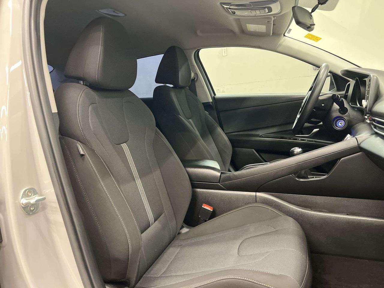 2022 Hyundai Elantra 6-SPEED | HEATED SEATS | CARPLAY | REAR CAM | A/C Photo