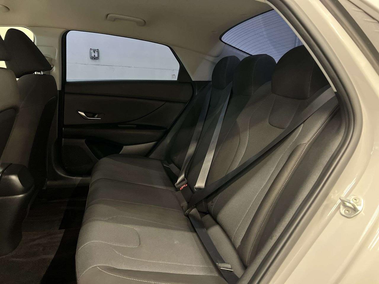 2022 Hyundai Elantra 6-SPEED | HEATED SEATS | CARPLAY | REAR CAM | A/C Photo
