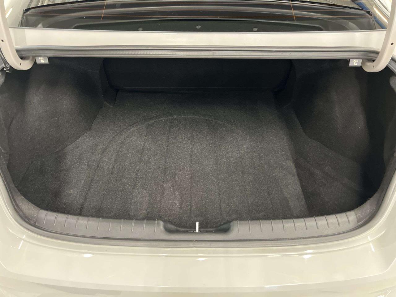 2022 Hyundai Elantra 6-SPEED | HEATED SEATS | CARPLAY | REAR CAM | A/C Photo