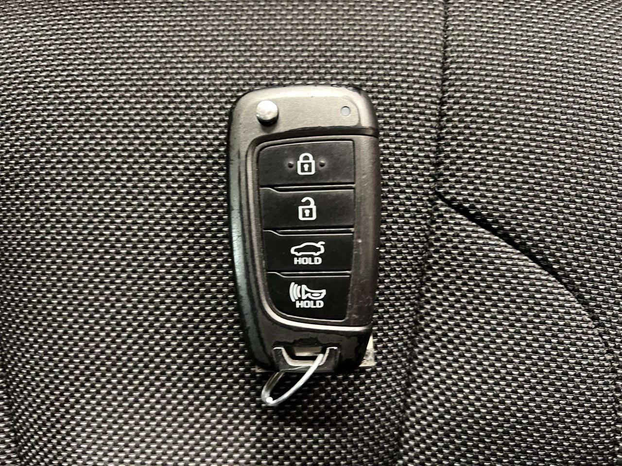 2022 Hyundai Elantra 6-SPEED | HEATED SEATS | CARPLAY | REAR CAM | A/C Photo