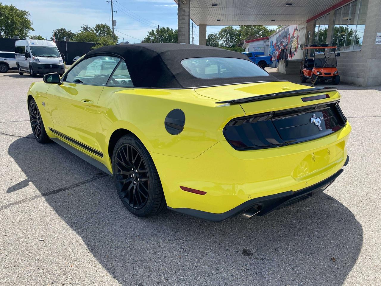 2021 Ford Mustang PREMIUM, CLEAN CARFAX, BACK UP CAM, LEATHER! Photo
