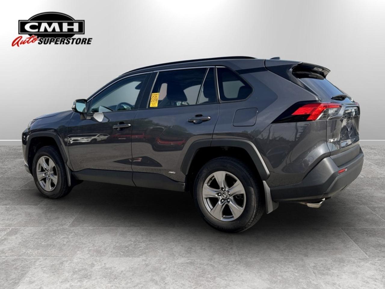 2024 Toyota RAV4 XLE  **HYBRID - CLEAN CARFAX** Photo3