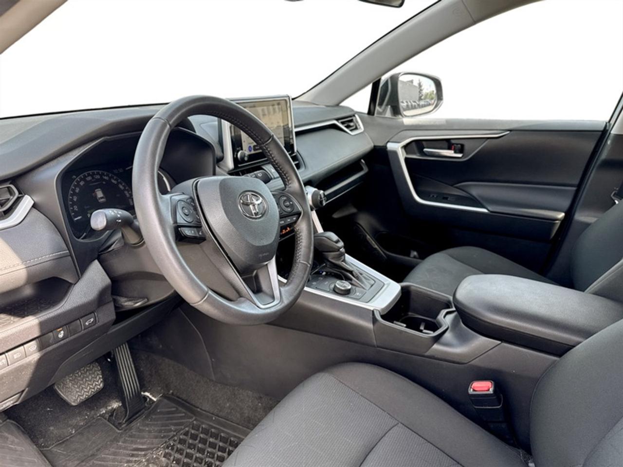 2024 Toyota RAV4 XLE  **HYBRID - CLEAN CARFAX** Photo