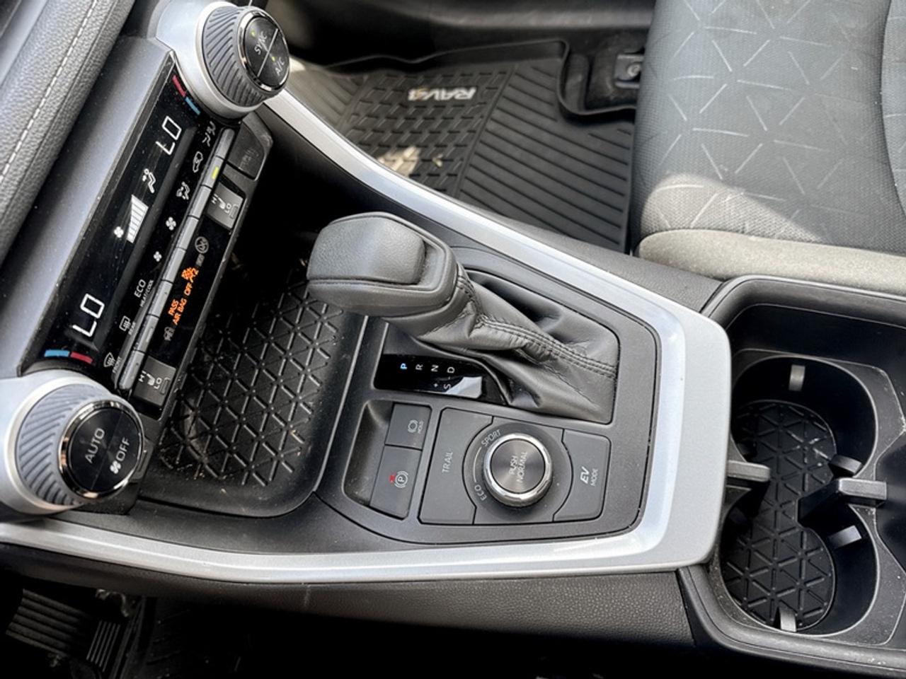 2024 Toyota RAV4 XLE  **HYBRID - CLEAN CARFAX** Photo