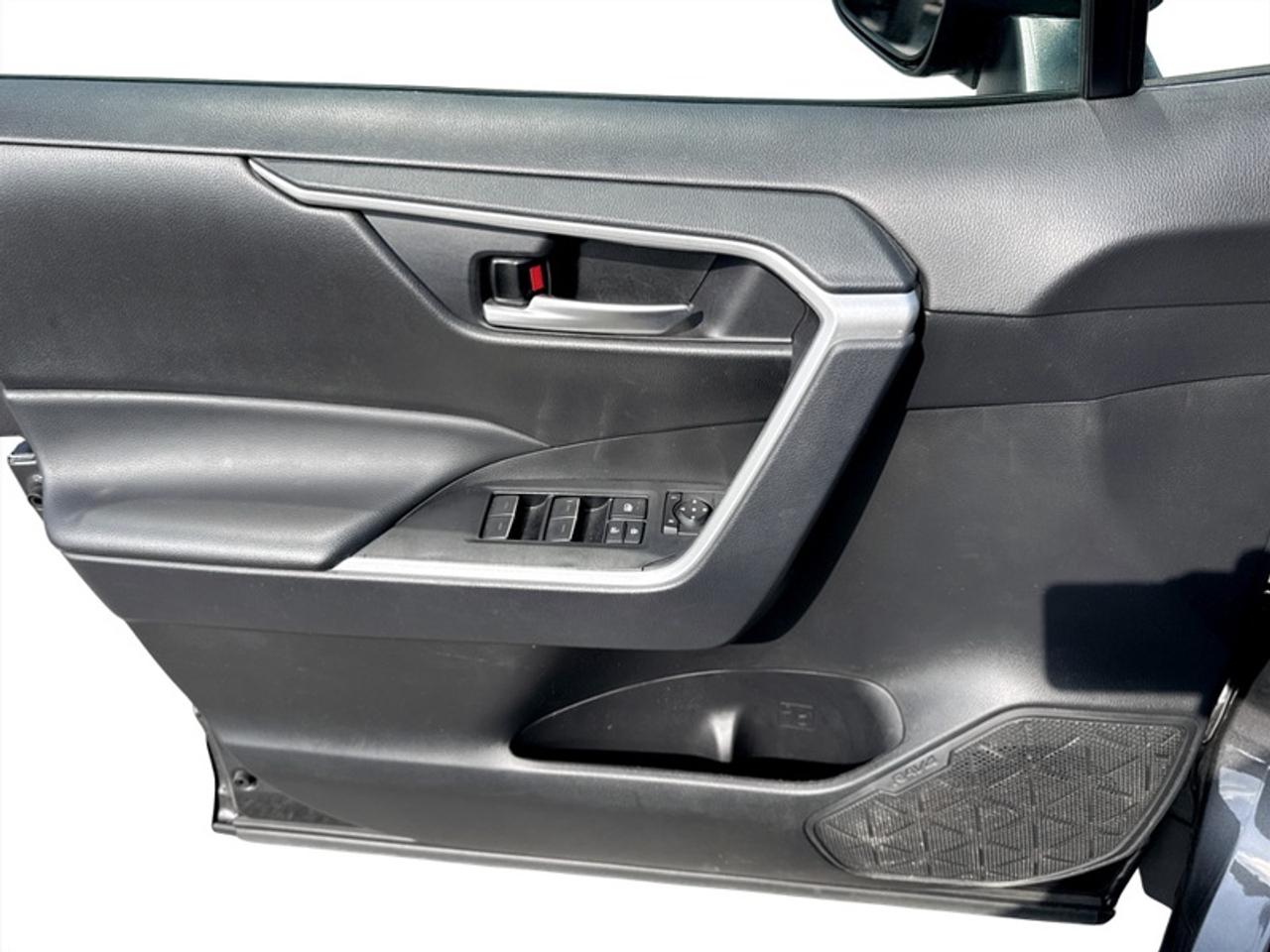 2024 Toyota RAV4 XLE  **HYBRID - CLEAN CARFAX** Photo