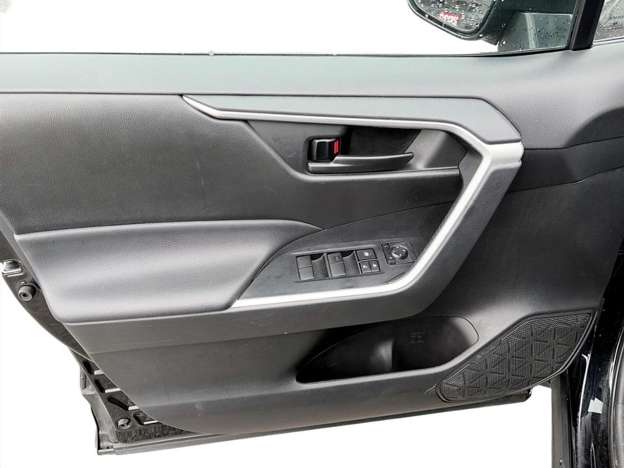 2024 Toyota RAV4 LE  **HYBRID - ONE OWNER** Photo