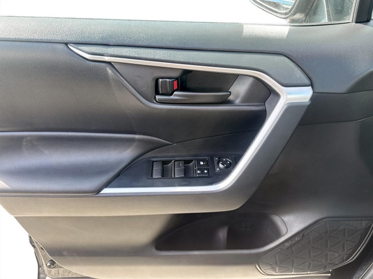 2024 Toyota RAV4 LE  **HYBRID - ONE OWNER** Photo