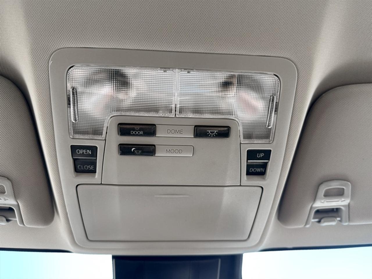 2018 Toyota Avalon Limited  **COOLED SEATS - SUNROOF** Photo