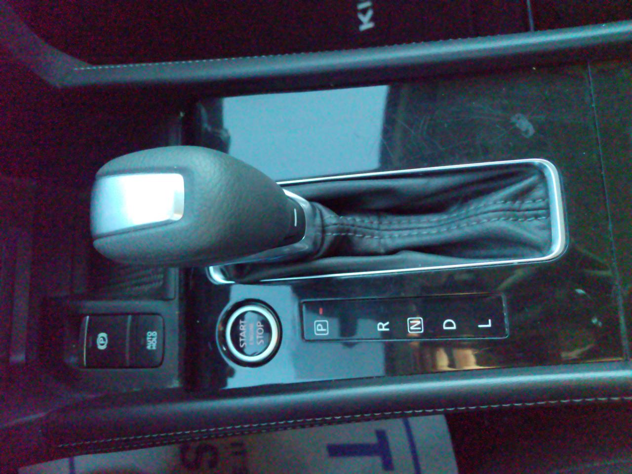 2025 Nissan Kicks Play S Photo