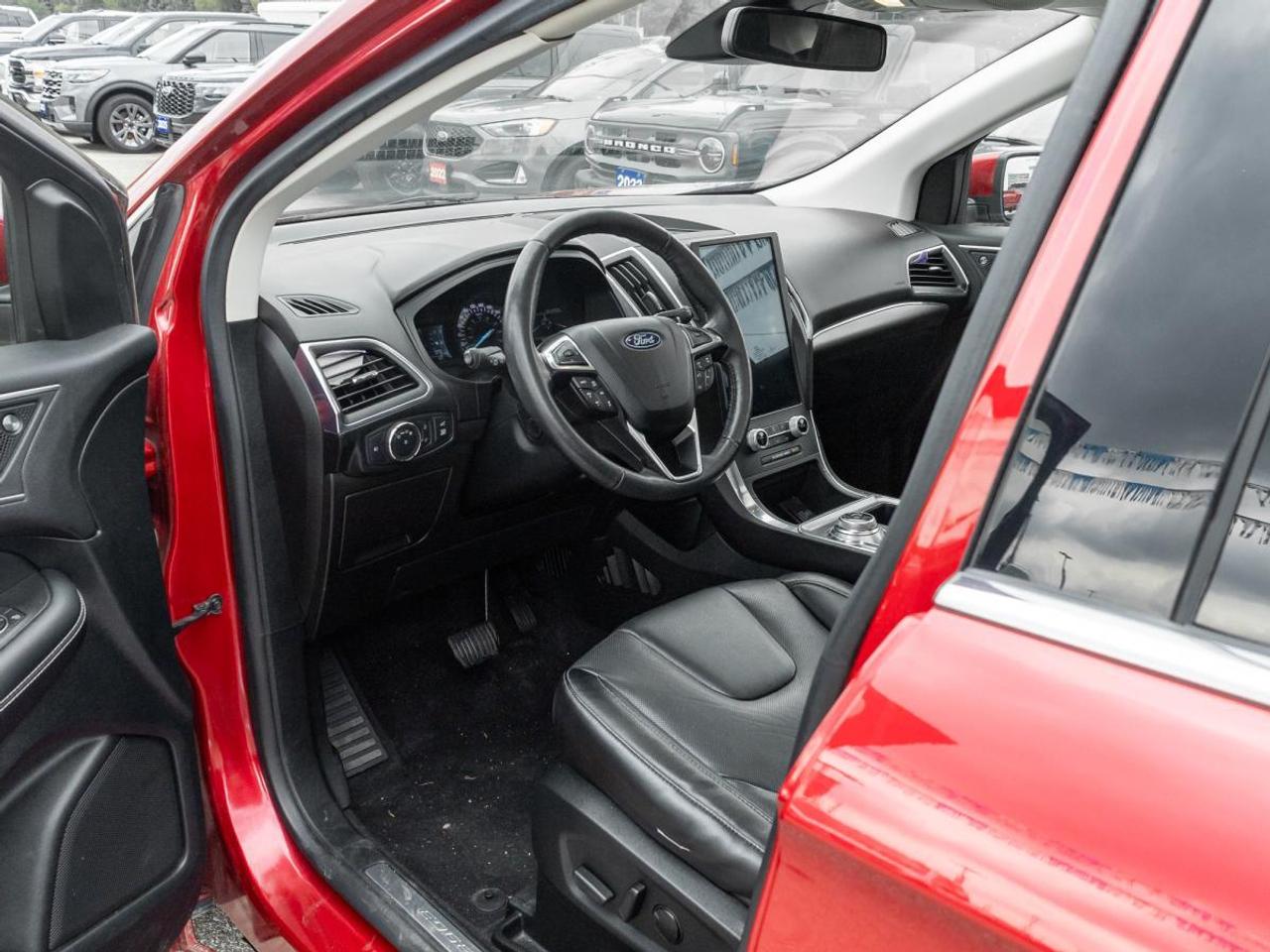 2022 Ford Edge Titanium Photo