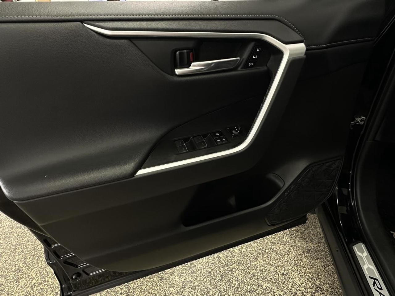 2023 Toyota RAV4 Hybrid Limited LIMITED/HYBRID/AWD/LEATHER/NAVI/ROOF/1 OWNER LEASE RETURN! Photo