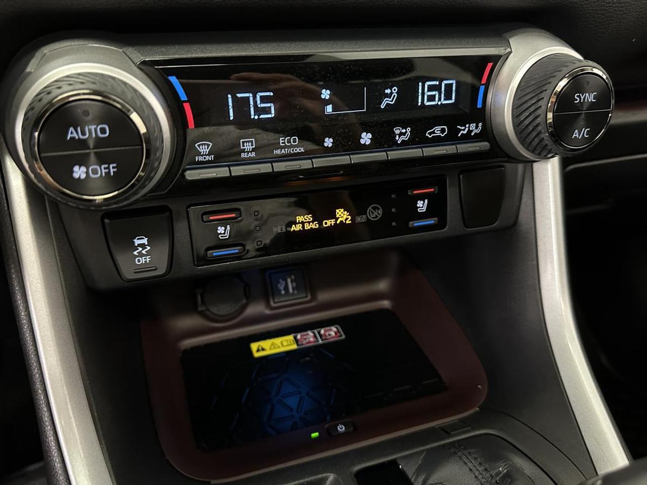 2023 Toyota RAV4 Hybrid Limited LIMITED/HYBRID/AWD/LEATHER/NAVI/ROOF/1 OWNER LEASE RETURN! Photo