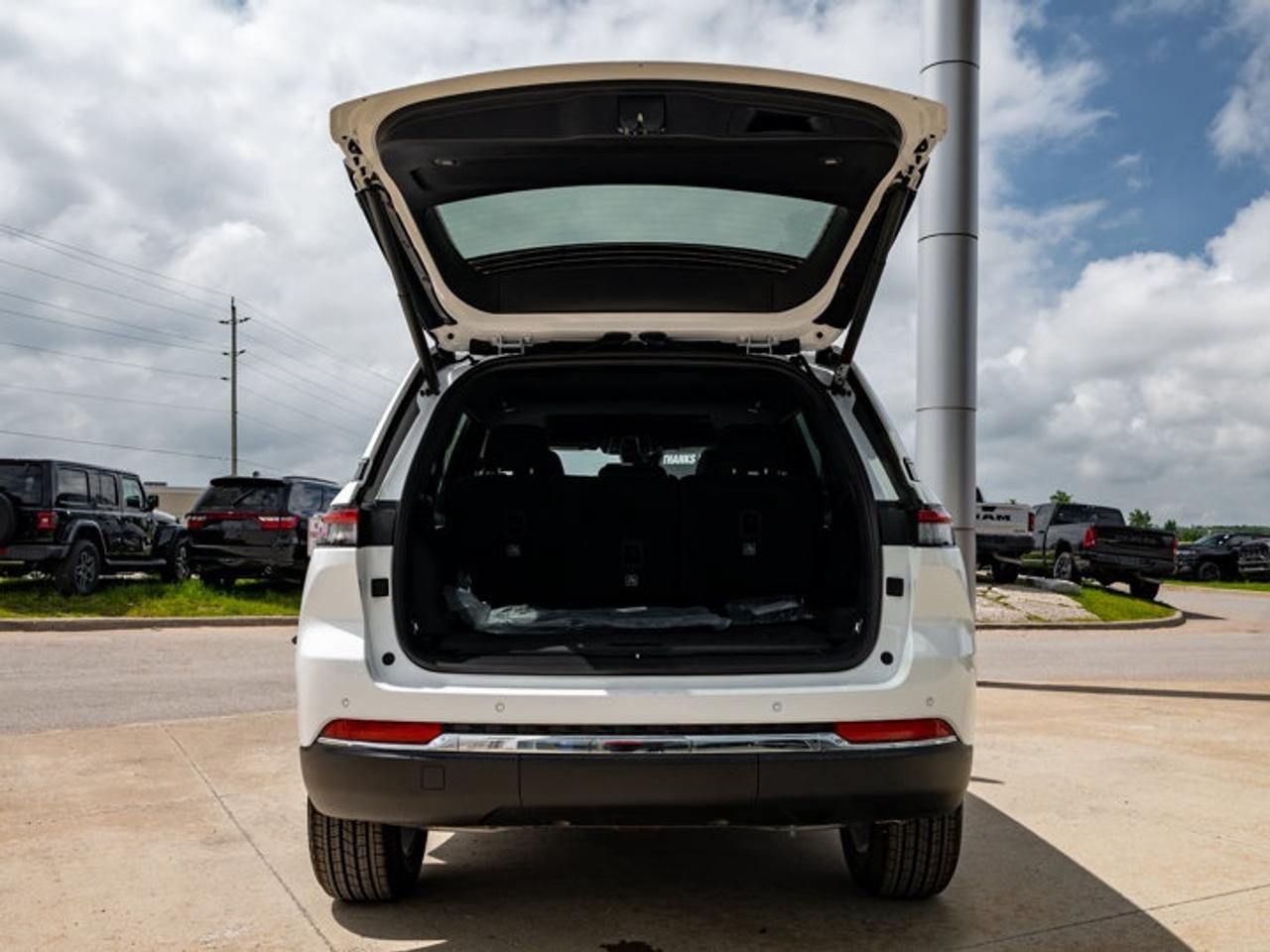 2026 Jeep Grand Cherokee Laredo X Photo