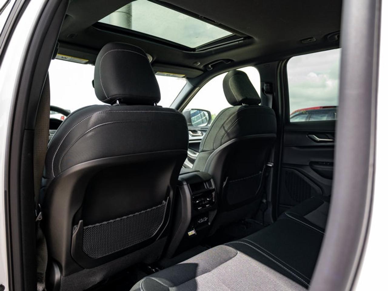 2026 Jeep Grand Cherokee Laredo X Photo