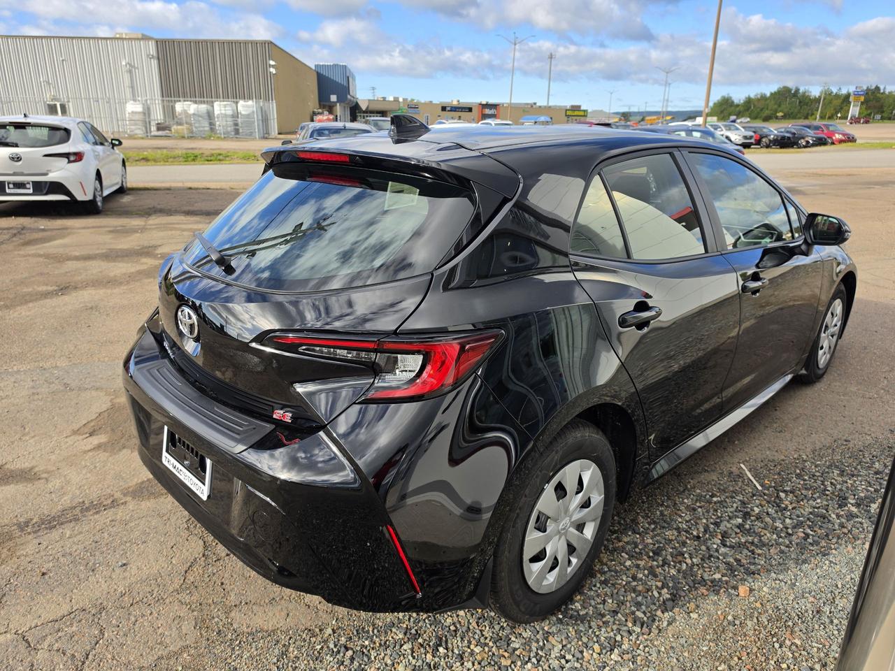 2027 Toyota Corolla COROLLA HATCHBACK SE Photo4