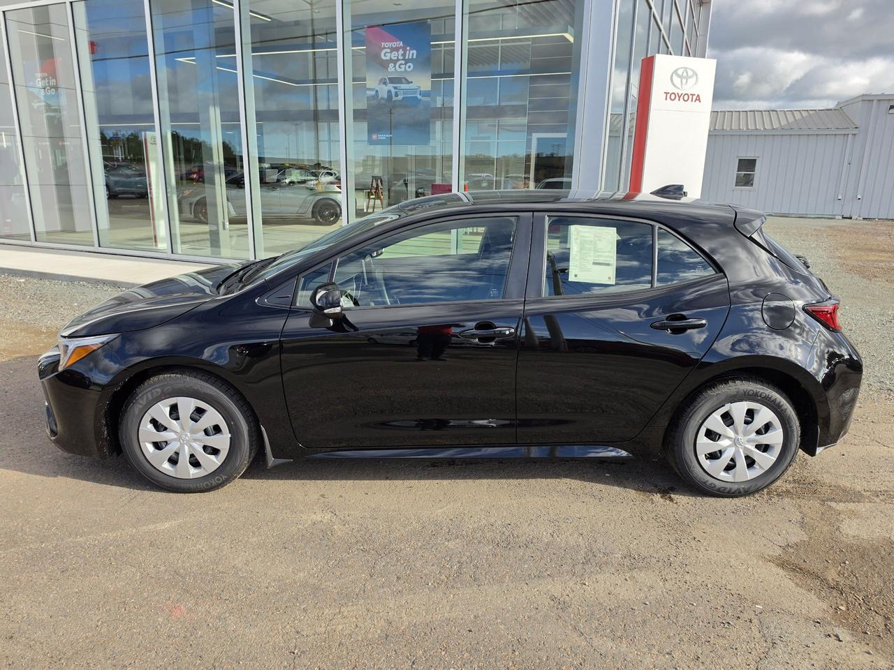 2027 Toyota Corolla COROLLA HATCHBACK SE Photo1