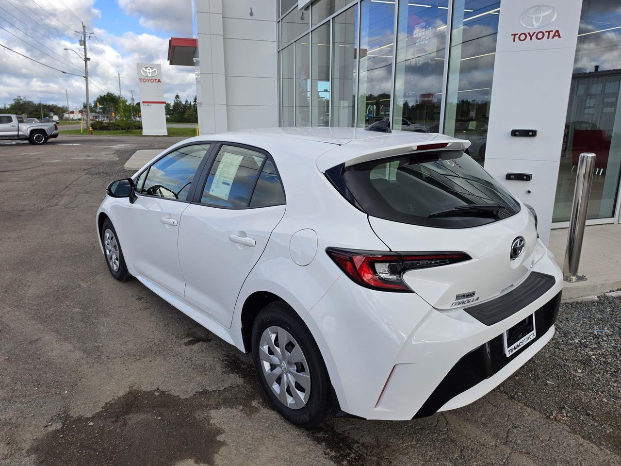 2027 Toyota Corolla COROLLA HATCHBACK SE Photo2