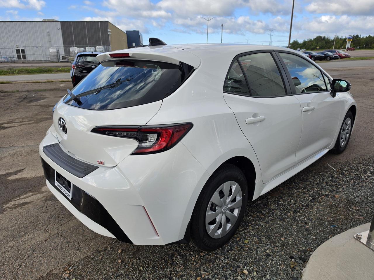 2027 Toyota Corolla COROLLA HATCHBACK SE Photo4