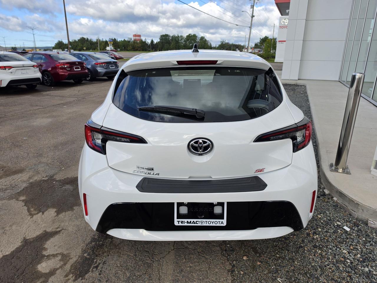 2027 Toyota Corolla COROLLA HATCHBACK SE Photo3