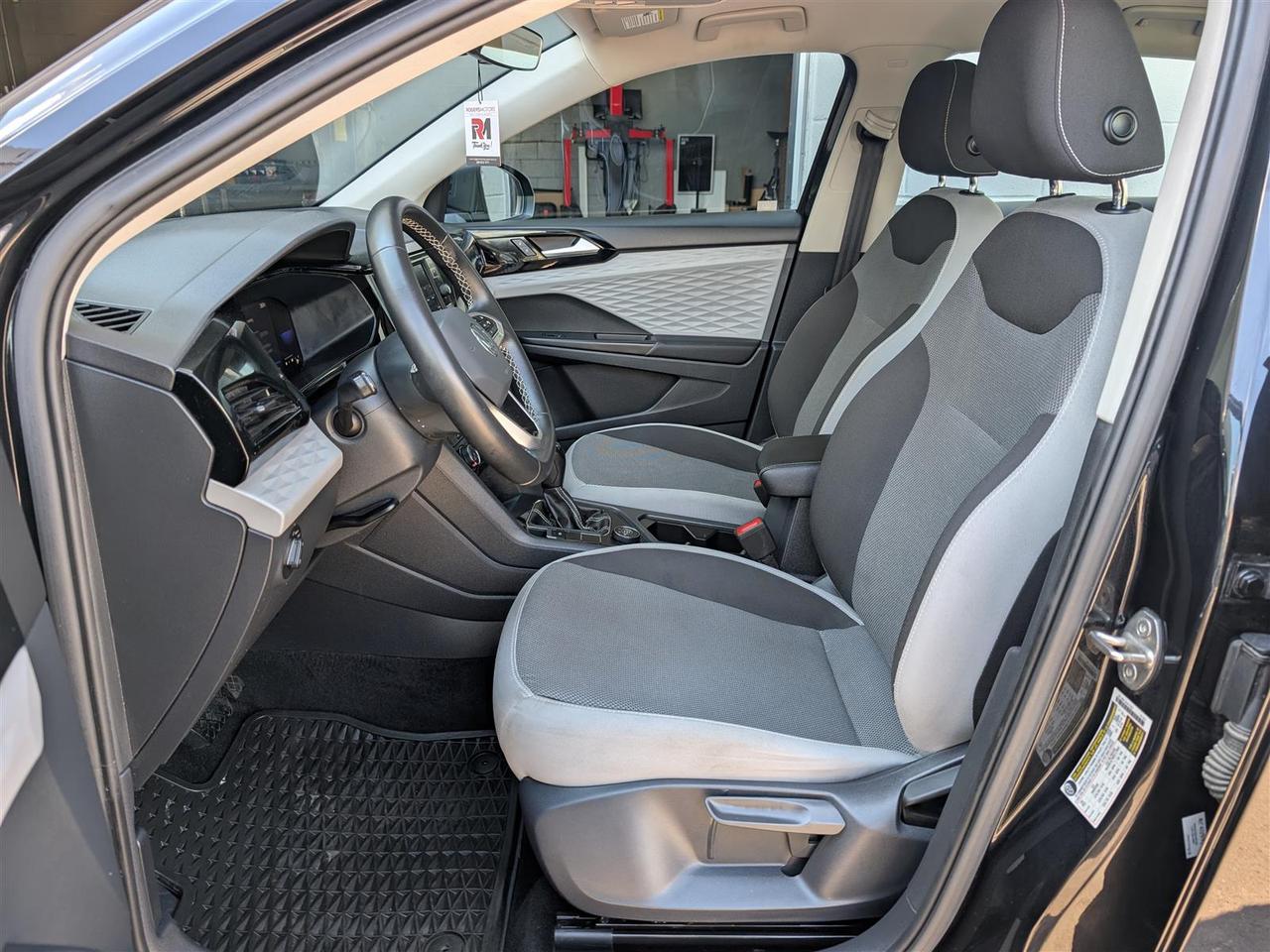 2023 Volkswagen Taos 4MOTION - CARPLAY - REV CAM - TECH FEATS Photo