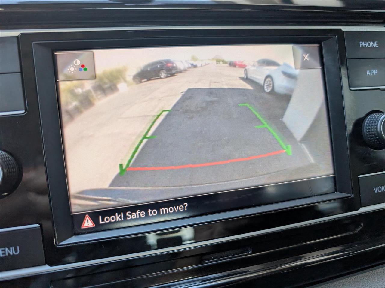 2023 Volkswagen Taos 4MOTION - CARPLAY - REV CAM - TECH FEATS Photo