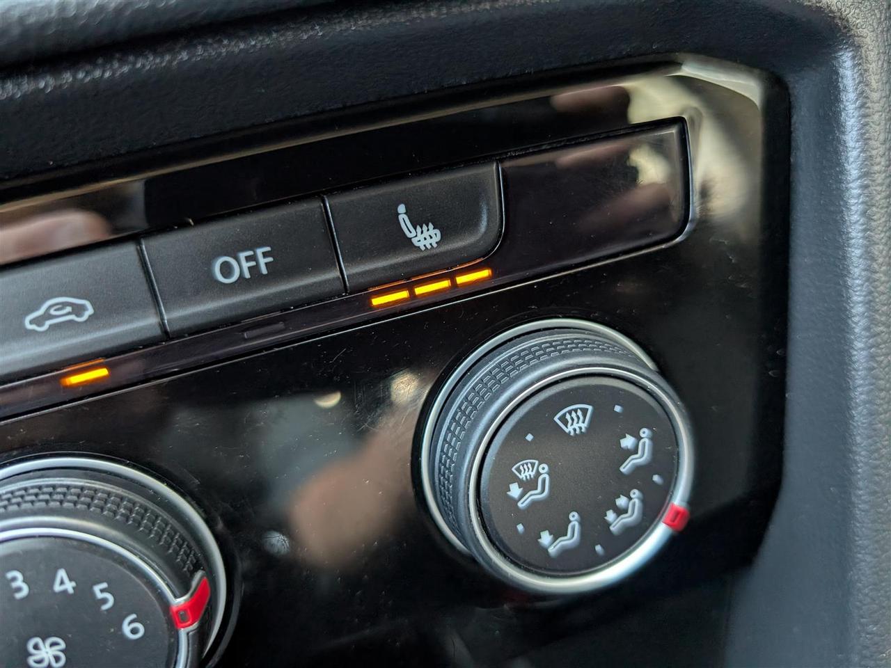 2023 Volkswagen Taos 4MOTION - CARPLAY - REV CAM - TECH FEATS Photo
