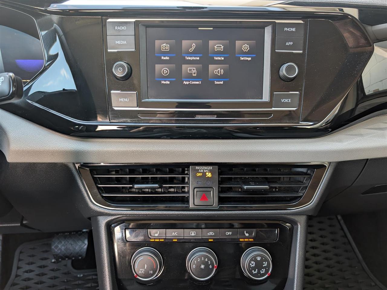2023 Volkswagen Taos 4MOTION - CARPLAY - REV CAM - TECH FEATS Photo
