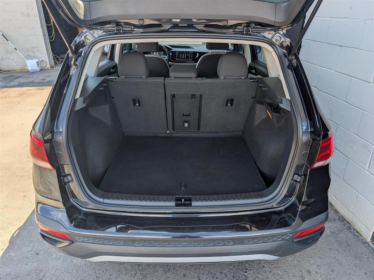 2023 Volkswagen Taos 4MOTION - CARPLAY - REV CAM - TECH FEATS Photo
