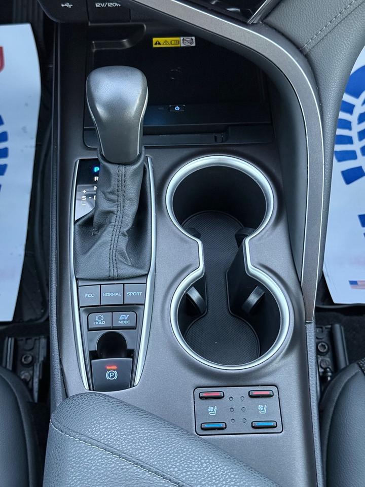 2024 Toyota Camry HYBRID XLE Photo