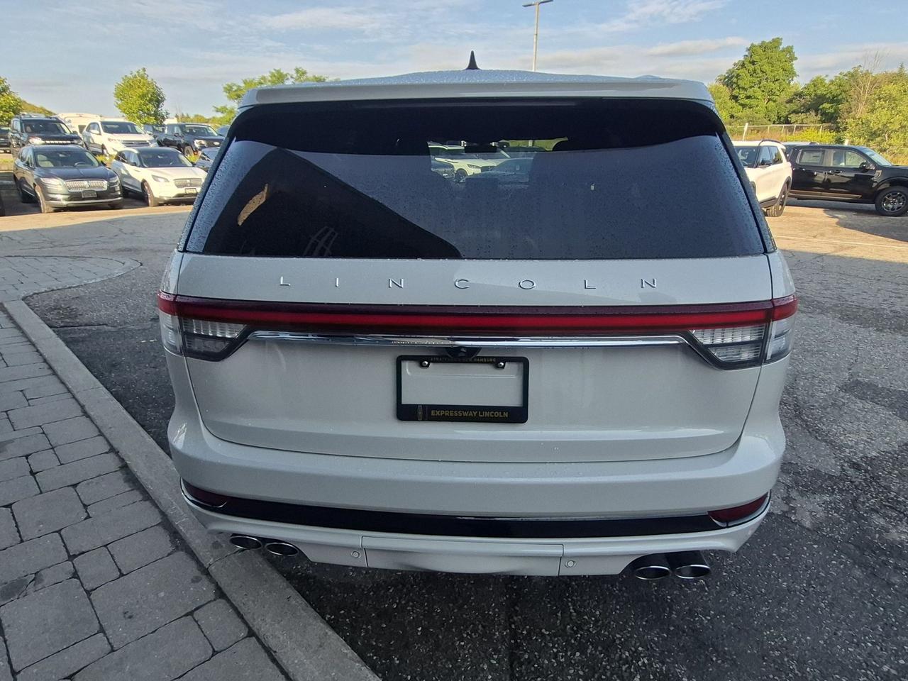2021 Lincoln Aviator LOCAL TRADE! PLUG-IN HYBRID! LOADED, 21'S! Photo3