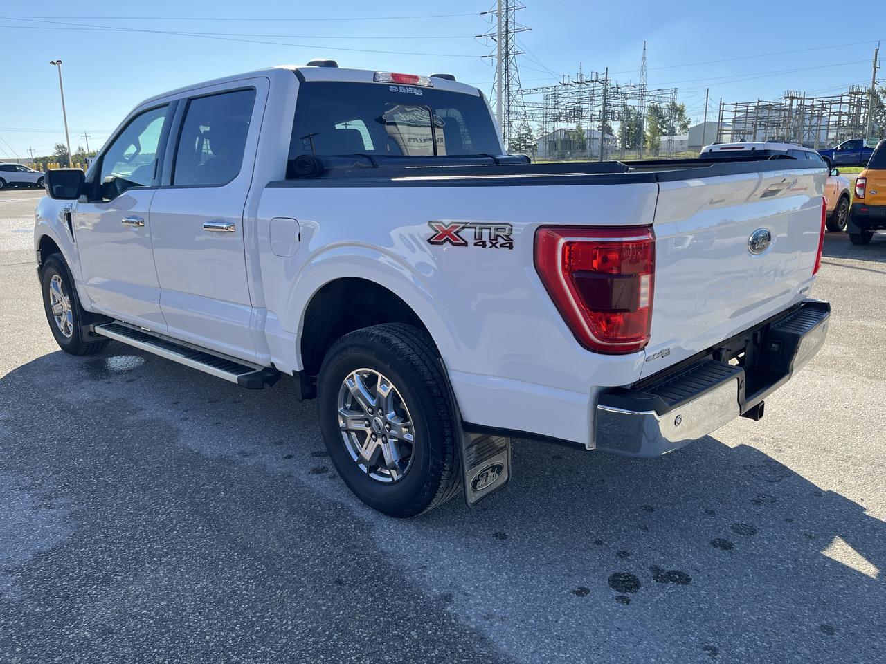 2022 Ford F-150 XLT 4WD SuperCrew 5.5' Box Photo3